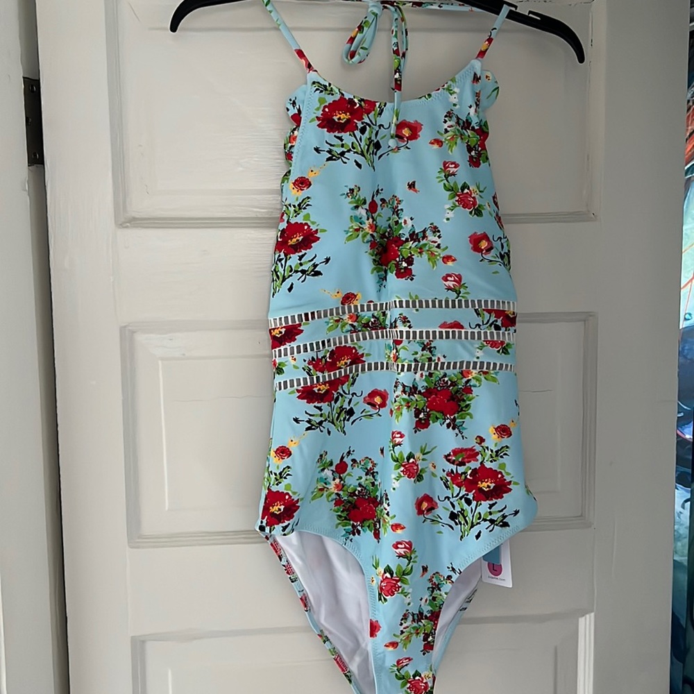 Never worn Cupshe one piece bathing suit. Size large.